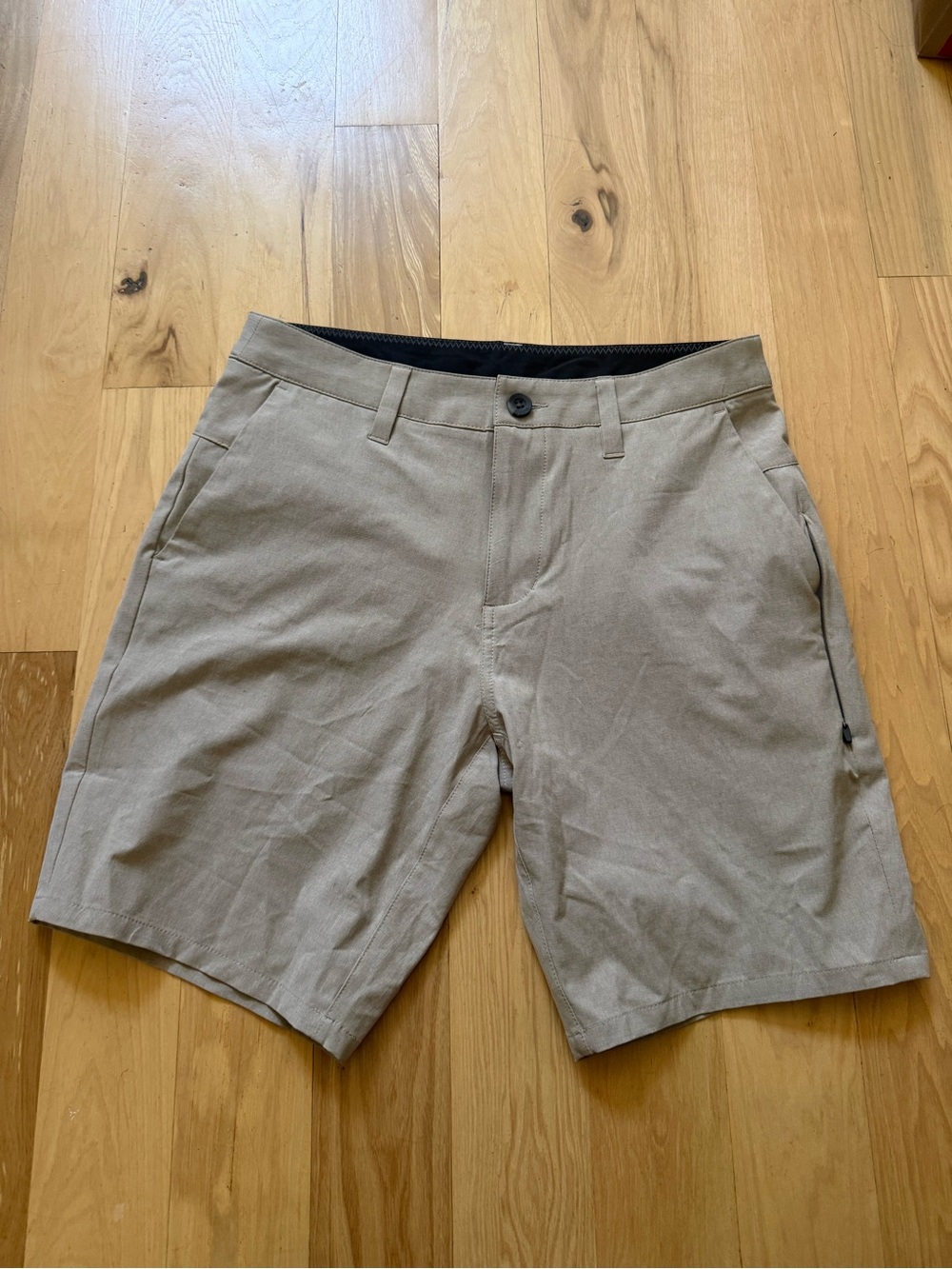 Vuori Aim Shorts Men's Khaki Beige Performance Stretch Golf Casual size 28